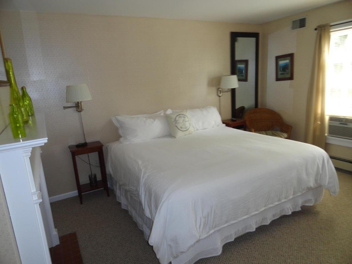 The Bond 1786 Inn (Adults Only) Warrensburg Phòng bức ảnh